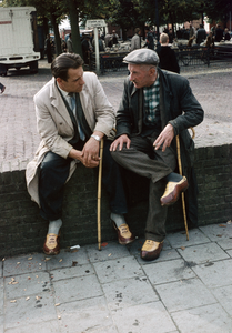 849819 Afbeelding van twee veehandelaren op de veemarkt aan de Croeselaan te Utrecht.